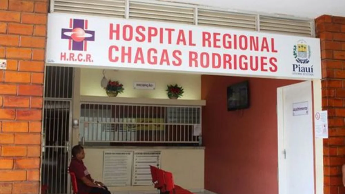 Motociclista embriagado invade pronto-socorro de hospital e derruba porta no PI