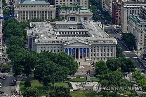 중국, 미 국채 보유액 2008년 이후 최저…2013년의 절반