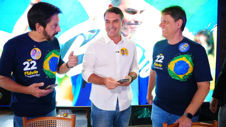 Flávio mobiliza aliados e prepara reação nas ruas a atos pró-Lula
