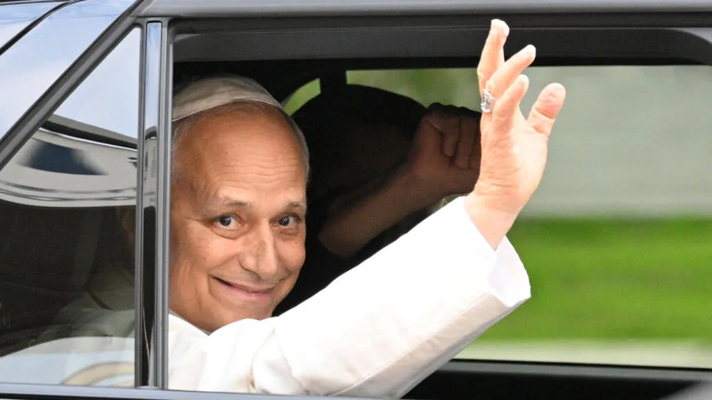 Le pape Léon XIV quitte l’hôpital et rentre au Vatican quatre jours après son opération