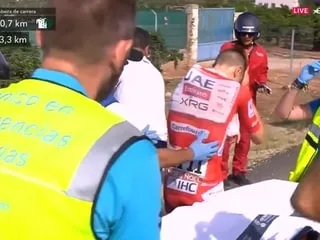 Tadej Pogacar, victime de plusieurs fractures et d’une commotion cérébrale, va être opéré après sa chute sur la Vuelta