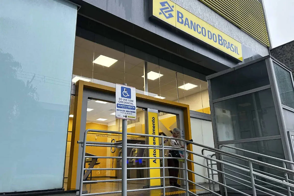 Banco do Brasil fecha acordo, paga PLR e põe fim à paralisação; Caixa ainda mantém greve