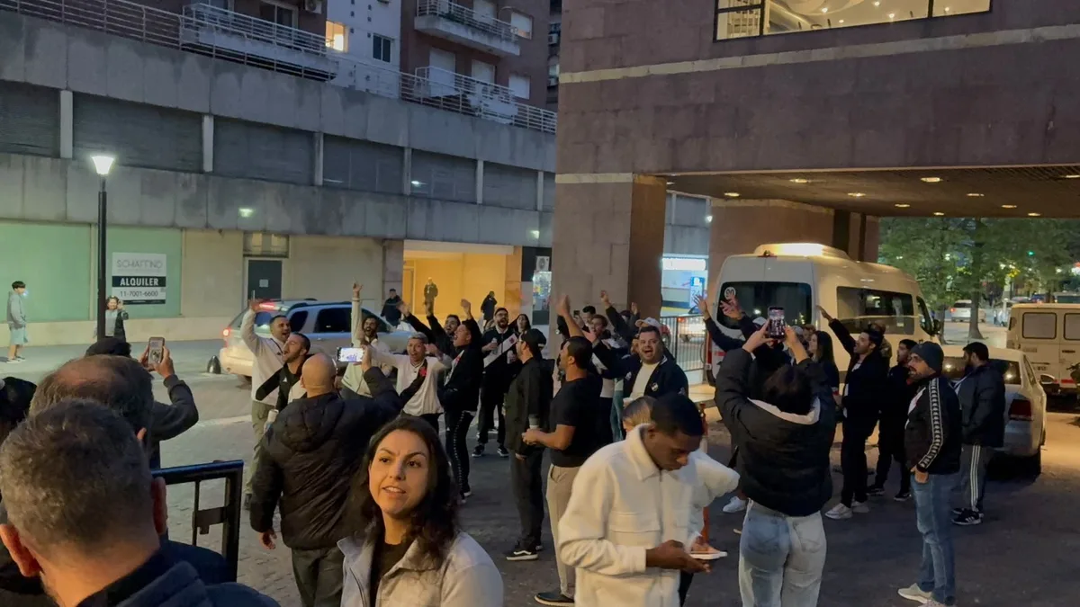 Vasco é recebido com festa da torcida em chegada na Argentina