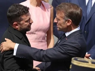 Guerre en Ukraine : après la double frappe russe meurtrière, Emmanuel Macron promet l’envoi de missiles intercepteurs