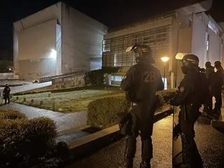 REPORTAGE. Après l’évacuation de l’université de Nantes, tags, pavés et énorme bazar