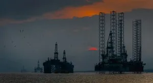 Petróleo Brent supera US$ 110 pela 1ª vez desde maio com temor sobre oferta global