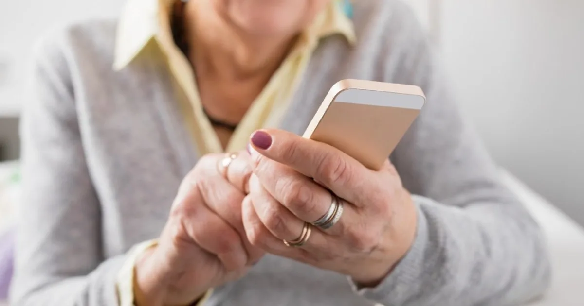 El asistente que acompaña a los adultos mayores por WhatsApp