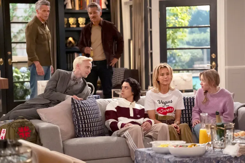 ‘Newlyweds’: Comédia com Téa Leoni contrata NOVO showrunner