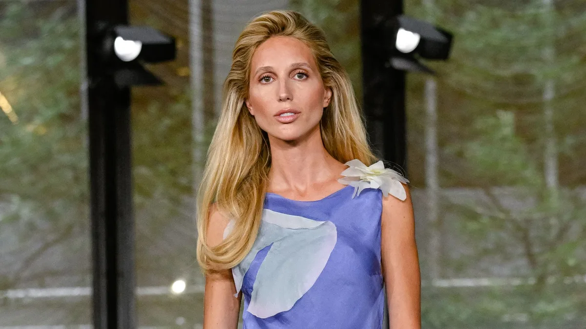 Olympia de Grecia, de princesa a modelo: desfila en Nueva York con un vestido lila y se convierte en una de las protagonistas de la Fashion Week