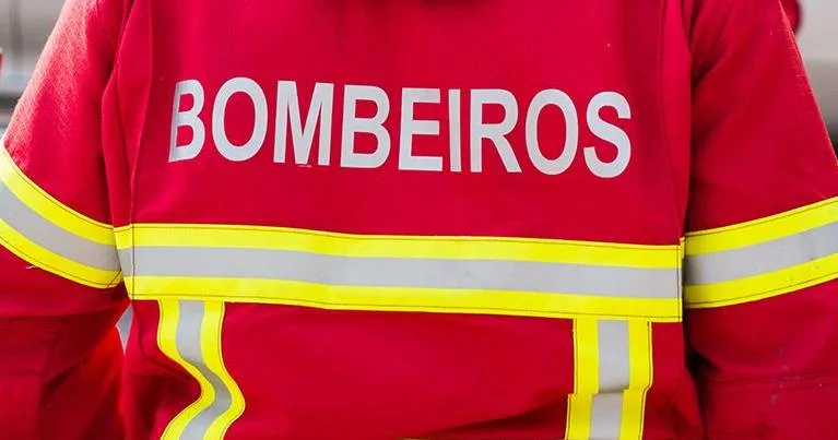 Incêndio destrói casa em Valongo e causa um ferido grave