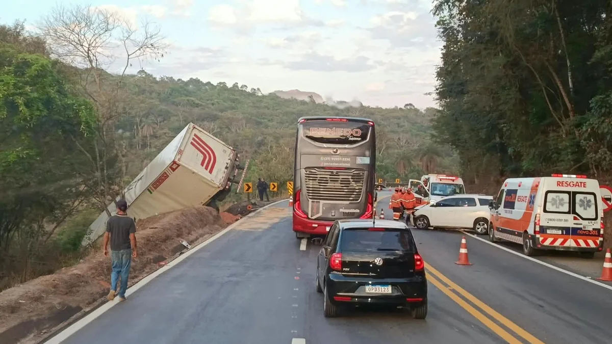 Quatro pessoas ficam feridas em acidente entre carro e carreta na BR-381, em MG