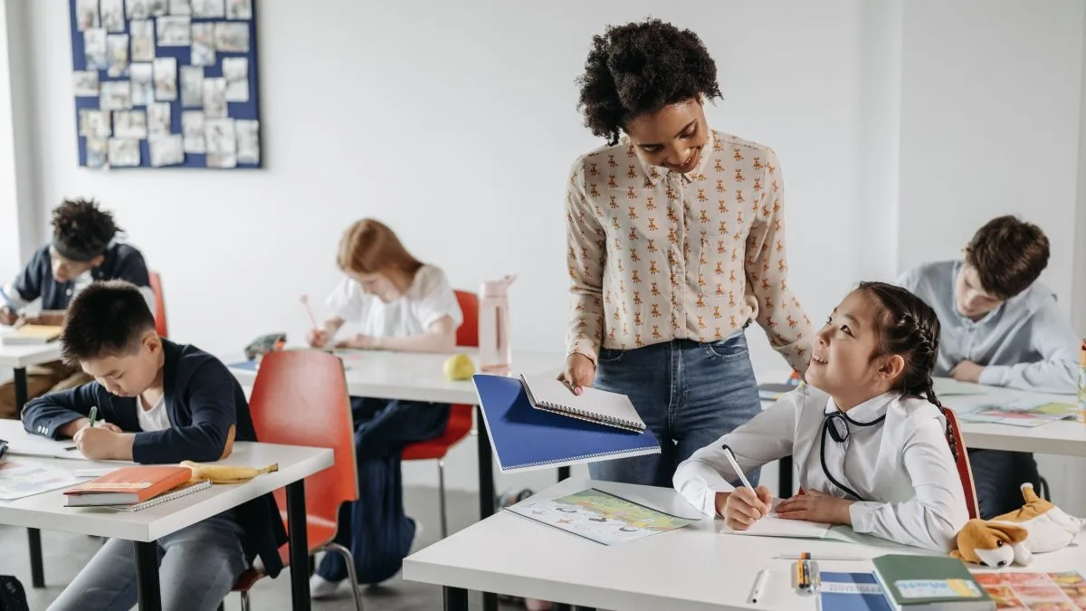 Isenção de Imposto de Renda para professores pode ter novas regras e livrar gratificações da cobrança; veja quem pode ter direito e quais valores ficam livres