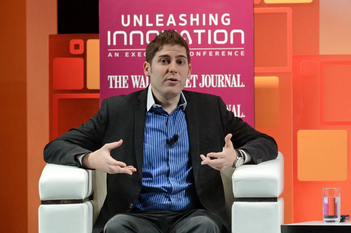 Bilionário brasileiro Eduardo Saverin se junta a Jeff Bezos em consórcio que negocia compra de 30% do Liverpool, diz TV