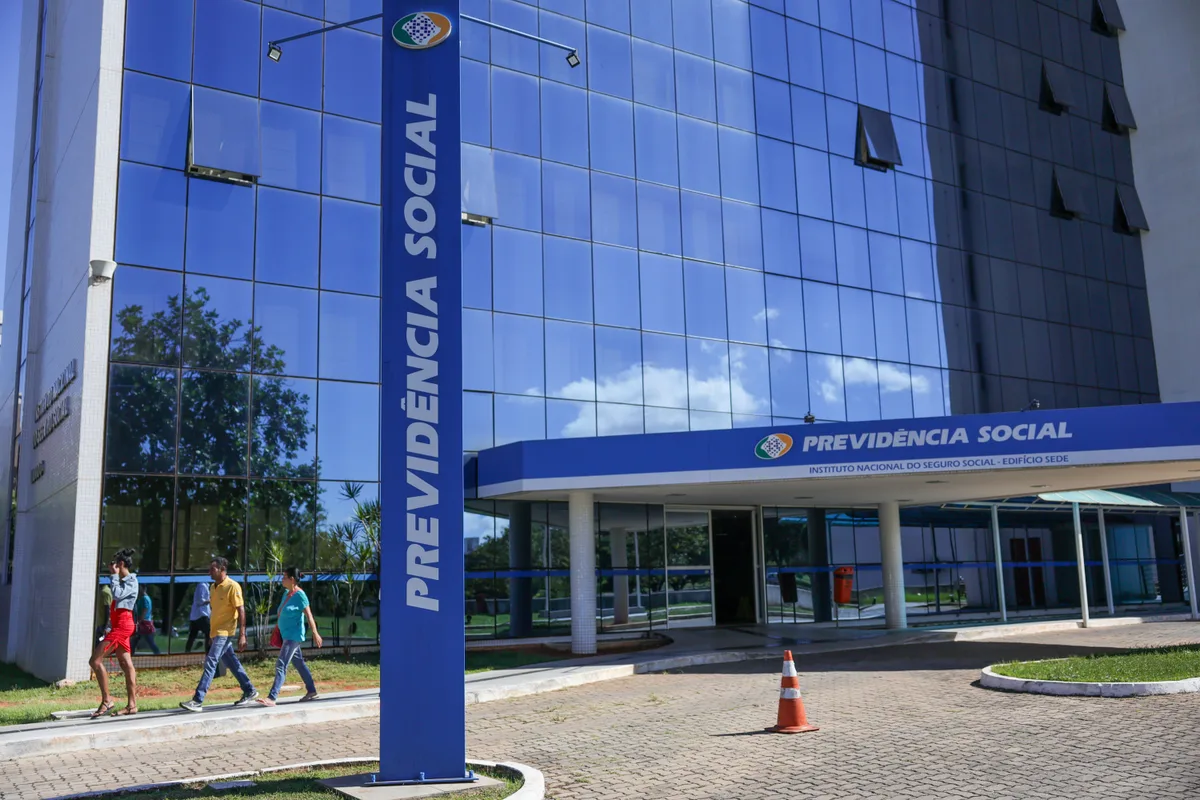Comissão do Congresso aprova parecer para reduzir filas do INSS