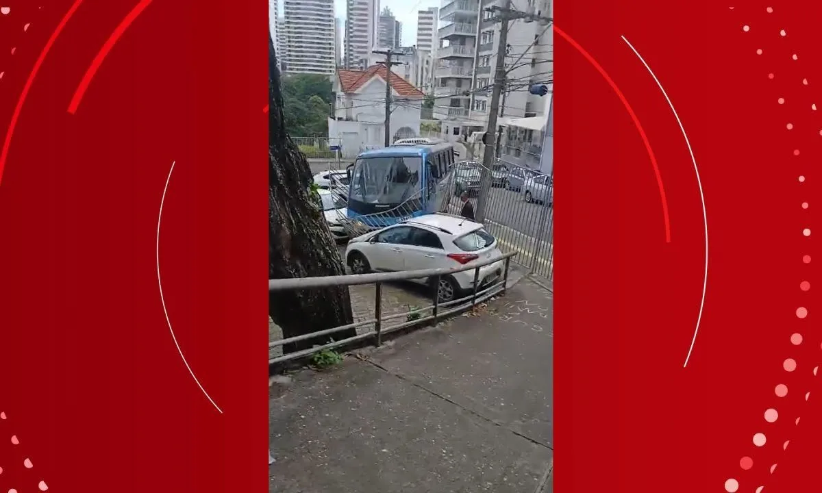 Micro-ônibus da frota da Ufba invade estacionamento após motorista sofrer mal súbito em Salvador