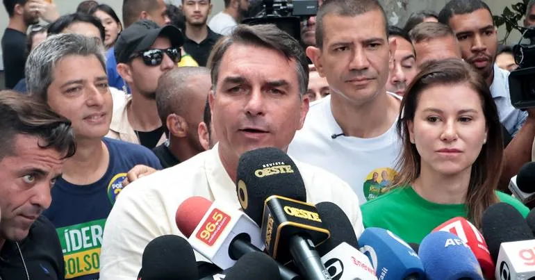 Flávio Bolsonaro diz que pai está "satisfeito" com 1ª volta