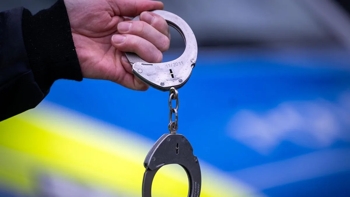Versuchtes Tötungsdelikt: Nach Trennung fährt Frau ihren Ex mit Auto an – Festnahme