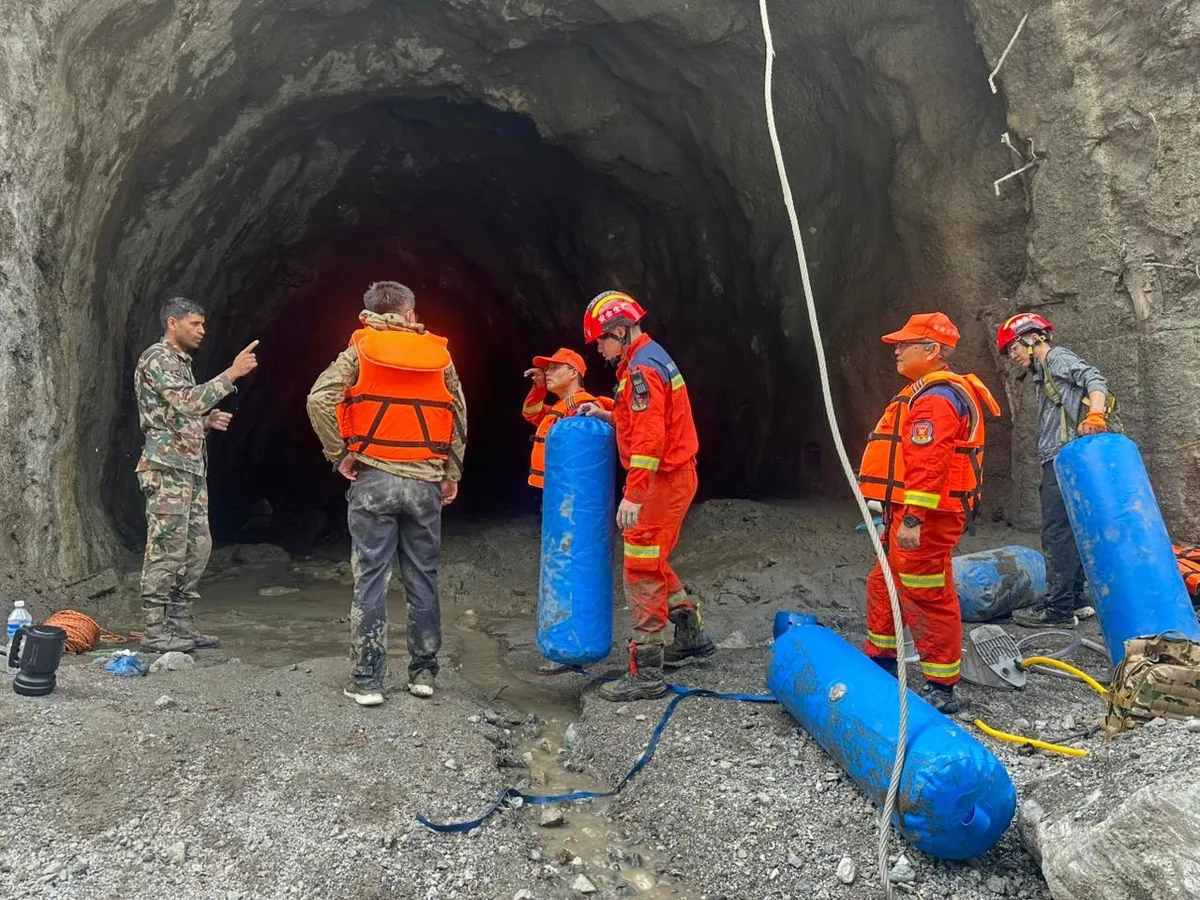 'Tudo lotado de lama': operador de drones relata dificuldades em resgates em túneis no Nepal