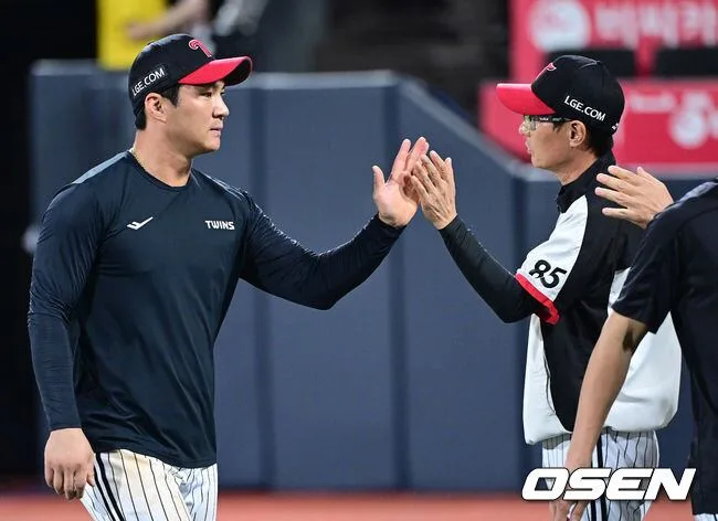 [사진]LG 염경엽 감독, '오지환 맹활약으로 승리했어'