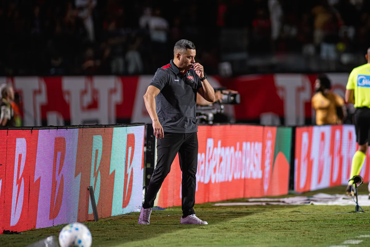Jair afirma que não pedirá demissão e admite "pior momento" no Vitória