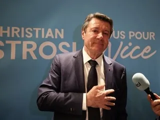 Un coureur cycliste professionnel percute la voiture de Christian Estrosi en pleine descente