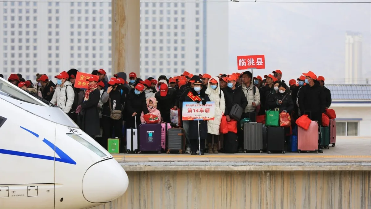 China’s top priority should be wages, not AI