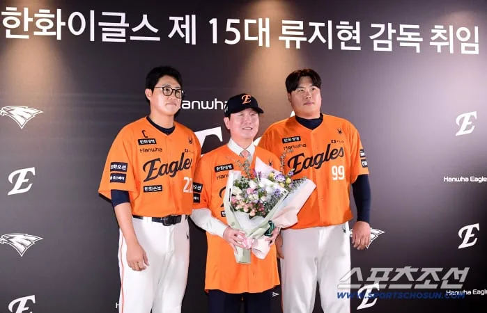 '한화 사령탑 옷피셜 떴다' 류지현 감독, 76번으로 새출발…"6번 애착 많지만" [대전 현장]