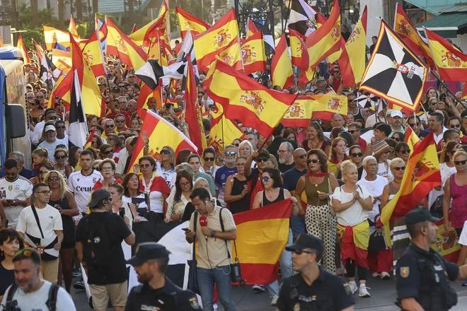 Miles de personas se manifiestan en Ceuta en defensa de la ciudad por la crisis migratoria