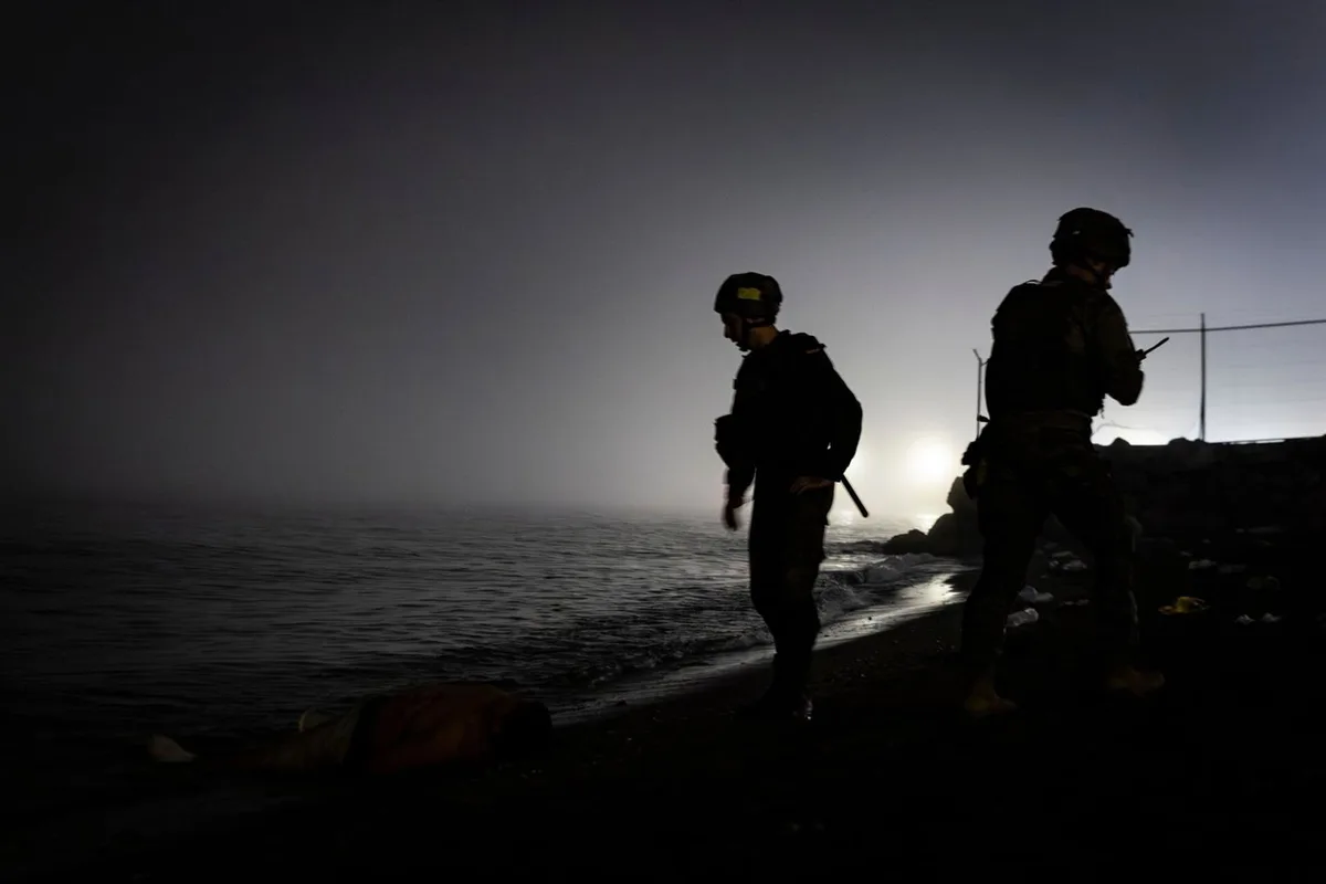 La Policía Nacional realiza un operativo para localizar migrantes en los barrios de Ceuta y decenas de ellos huyen por el monte