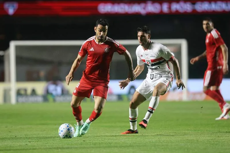 Calleri decide de pênalti e São Paulo vence Inter em noite de protesto