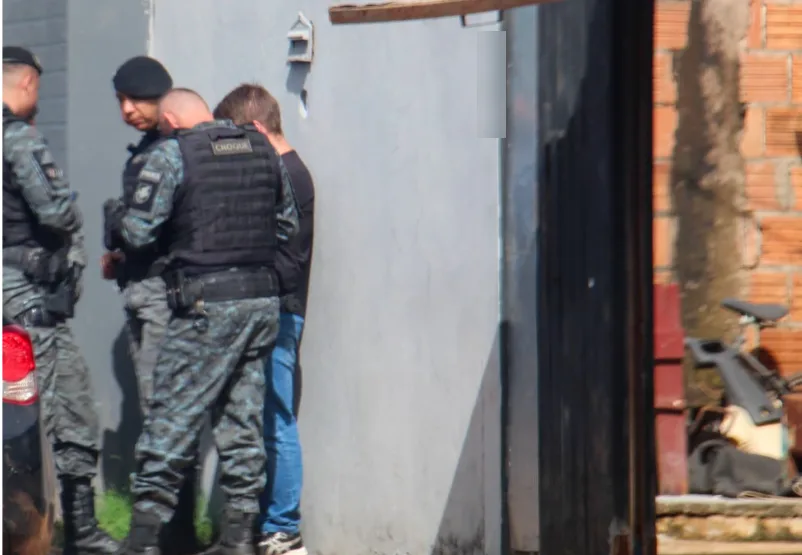 Encapuzados invadem casa, rendem família e matam rapaz a tiros durante assalto