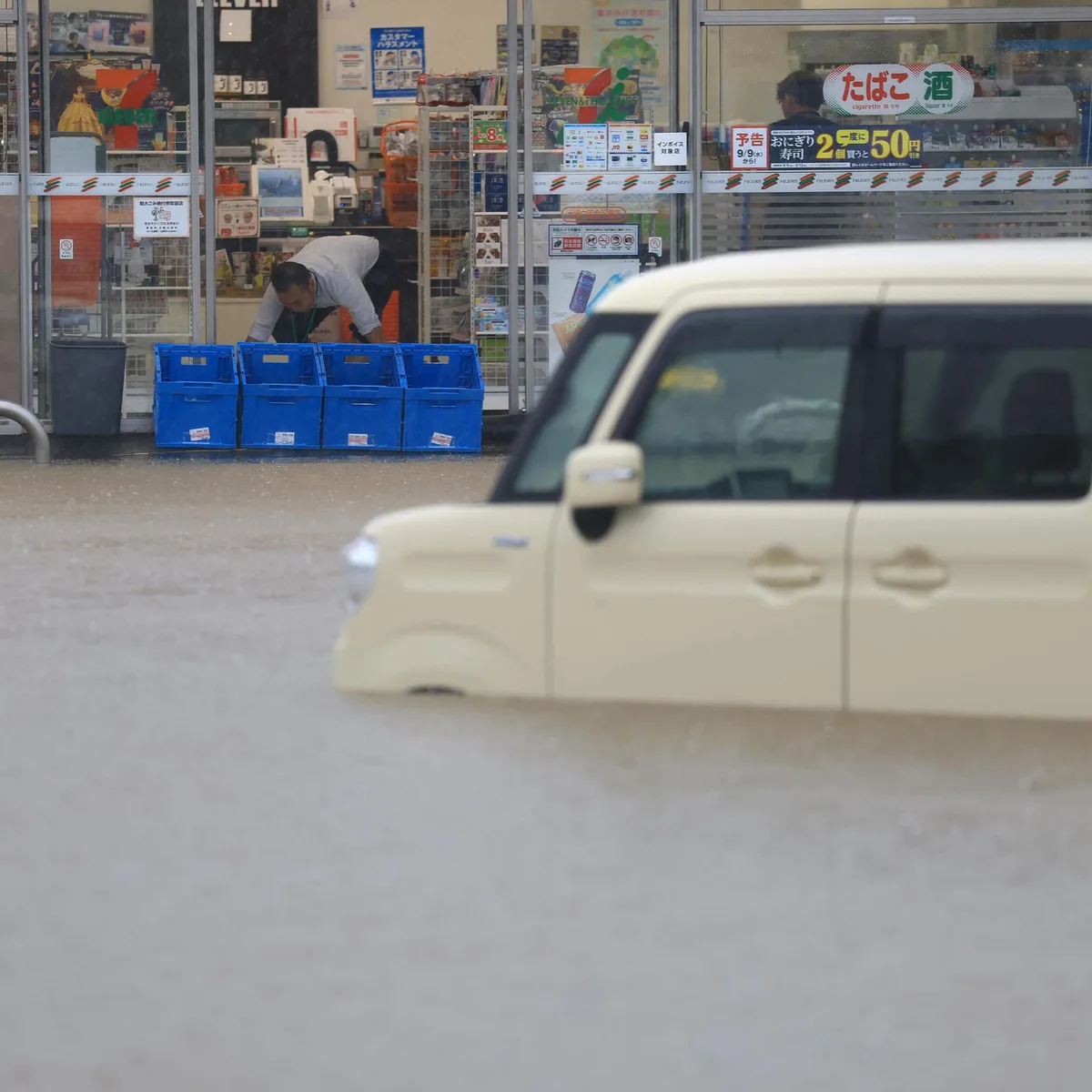 Extremwetter - Taifunausläufer überziehen Japan - Überschwemmungen, eine Tote
