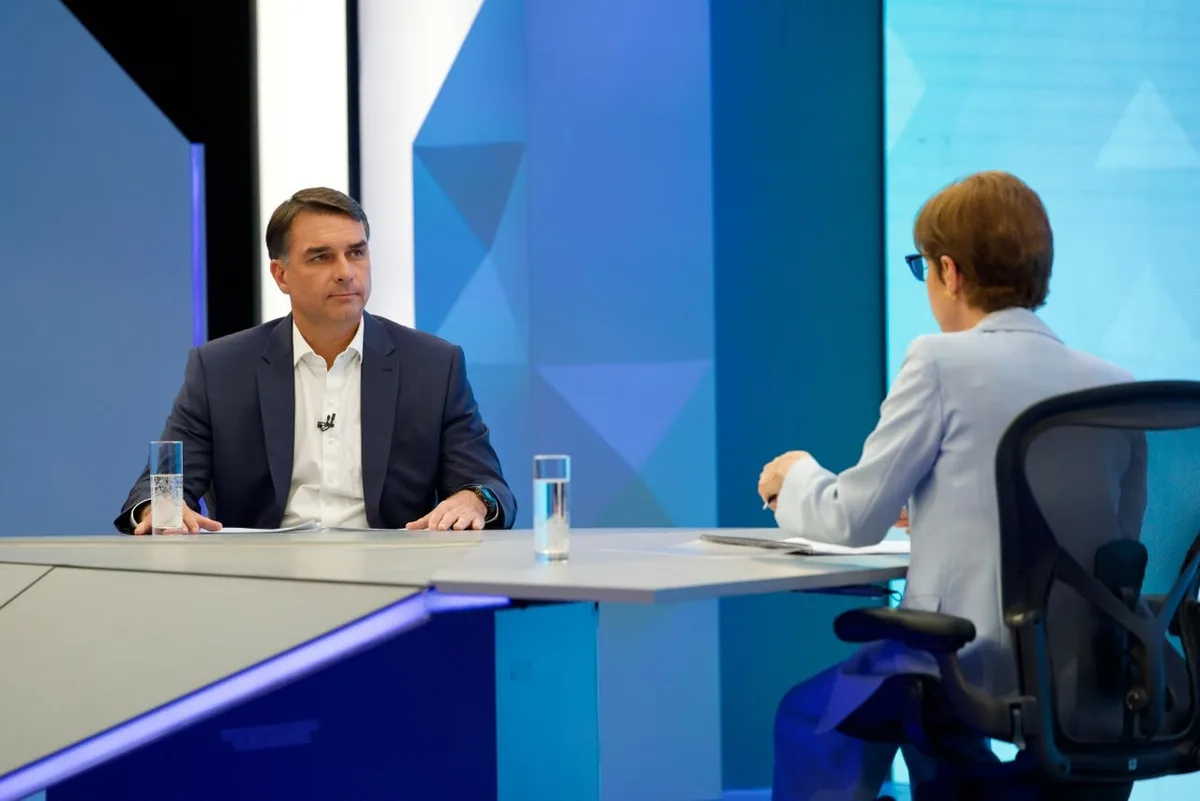 Flávio Bolsonaro diz que 'não está no radar' nomear o pai e que Eduardo não será chanceler em eventual governo