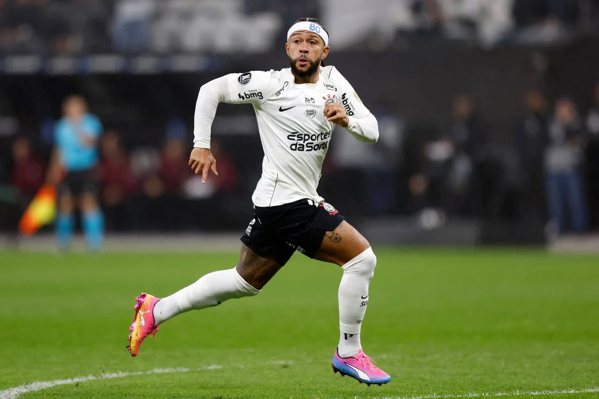 Presidente do Corinthians cede a pressão e desiste de acordo com Memphis Depay
