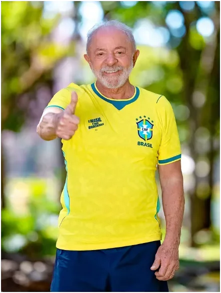 Apoiadores de Lula vestem verde e amarelo em mobilização convocada por Janones