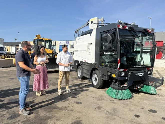Tarragona estrena nuevos vehículos de la limpieza pública con el alcalde al volante