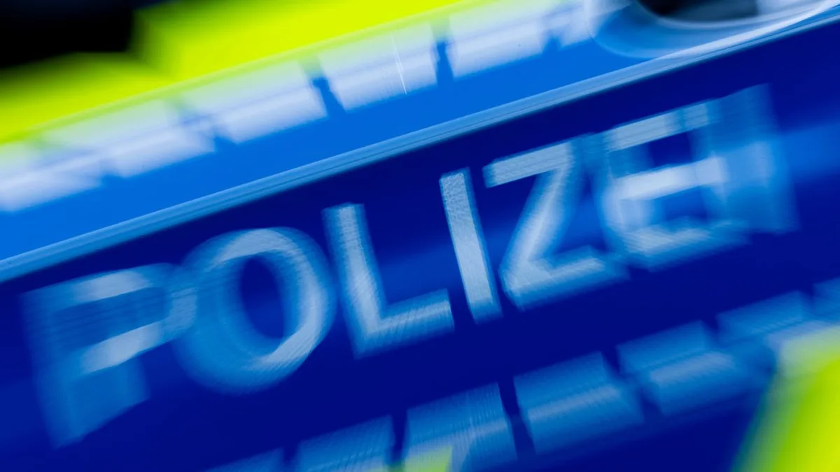 Hinweise auf Alkoholkonsum: Schwer verletzter Beifahrer nach Verkehrsunfall