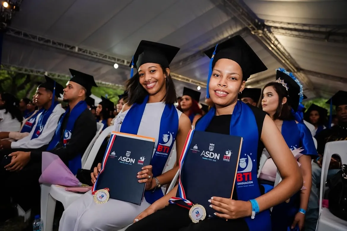 República Dominicana entrega 800 becas tecnológicas a jóvenes vulnerables de escuelas públicas