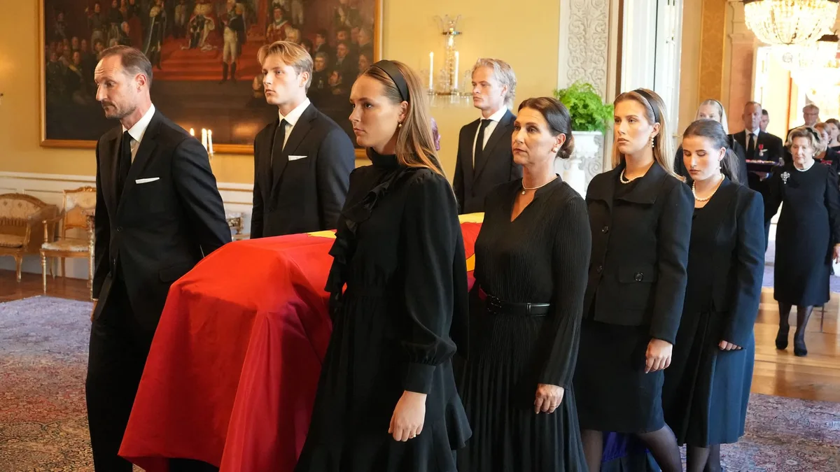 Harald V recibe el último adiós de la Familia Real de Noruega: la impactante imagen de Haakon, Ingrid, Sverre y Marius cargando con el féretro por el palacio