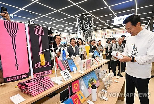 일본 SNS서 270만뷰 찍은 '서울 모자'…외국인도 반한 서울굿즈
