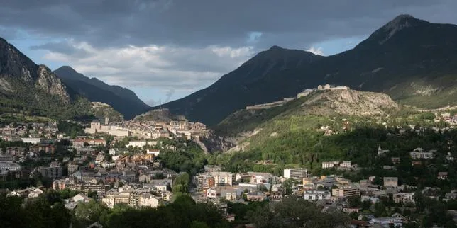 Briançon, haut lieu des JO 2030 dans les Alpes, au cœur du débat sur l’avenir de la montagne bousculée par le réchauffement climatique
