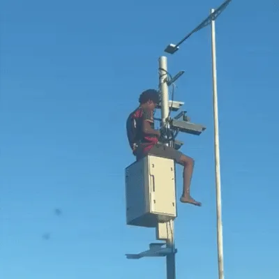 Epidemia na Capital: homem é flagrado furtando fios de radar em plena luz do dia