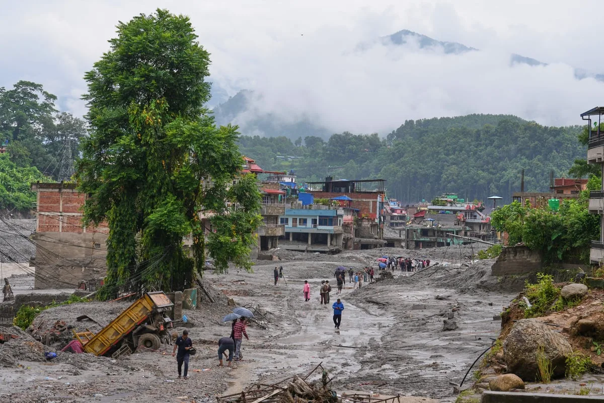 Flooding death toll tops 670 as UK rapid response team heads to Nepal