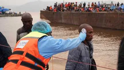 "Si un seul cas arrive à Kinshasa, ce sera catastrophique" : en RDC, des équipes médicales inspectent des bateaux pour tenter de freiner l'épidémie d'Ebola
