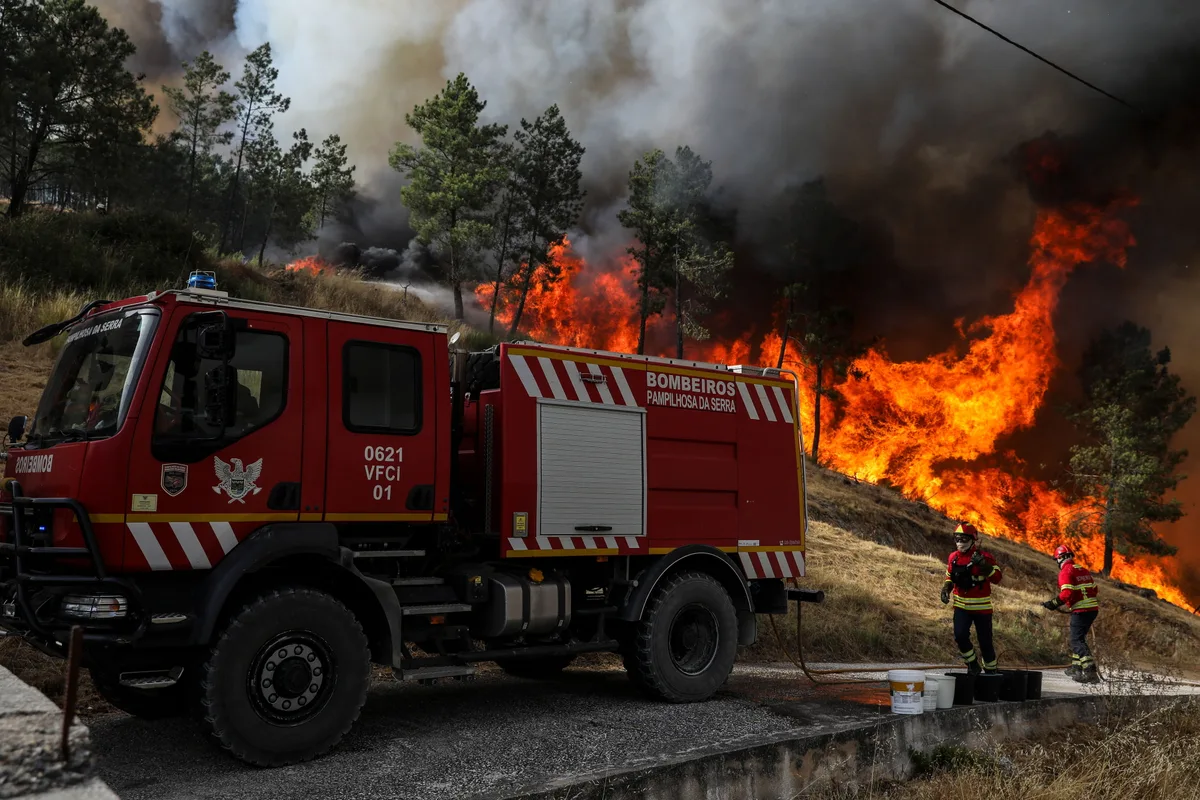 Mais de 900 bombeiros combatem três grandes incêndios