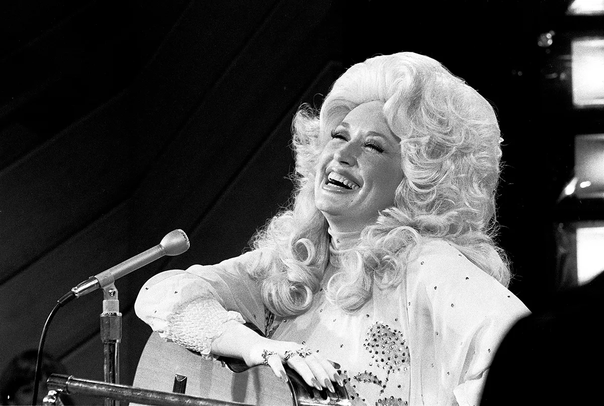 Dolly Parton Gets Emotional Emmys Tribute as Reba Sings ‘Appalachian Memories’ and Sally Field Declares: ‘God Bless You, My Friend’