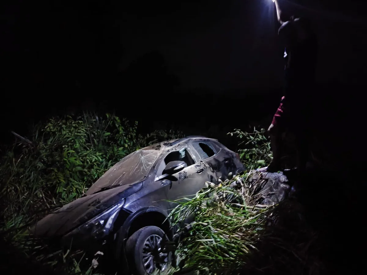 Carro cai em barranco após capotamento na BR-174 e deixa casal ferido