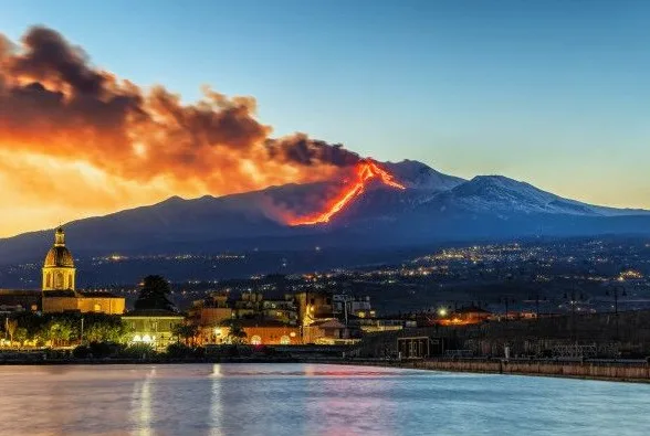 El aeropuerto de Sicilia seguirá cerrado hasta el sábado por del volcán Etna