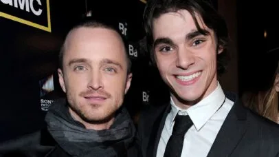 Aaron Paul relembra a última vez que viu RJ Mitte, ator de ‘Breaking Bad’: ‘Te chamava de Superman’