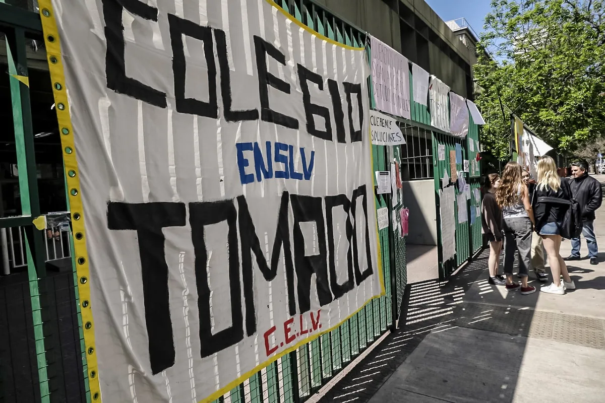 Toma del Lengüitas: alumnos en Francia o en fiestas religiosas, algunas de las razones para rechazar el reclamo de la Ciudad